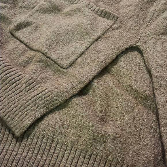 Sleeveless Turtleneck Sweather - Picture 2 of 3